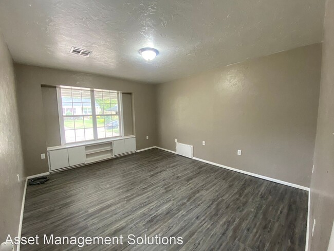 Building Photo - 4 br, 1 bath House - 3220 SE 19th St.