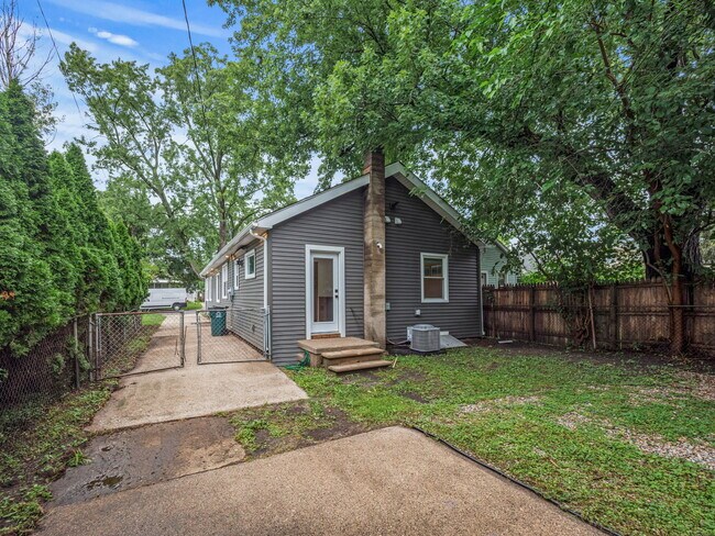 Building Photo - 502 Ardmore Dr