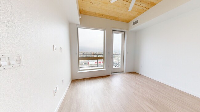 Interior Photo - Cirrus
