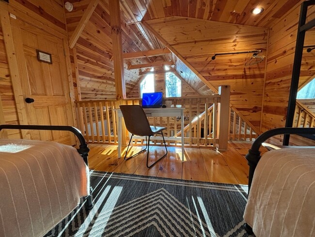 Foto del edificio - 145 Whispering Hls Rd