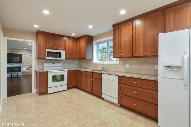Building Photo - 817 Clover Ct