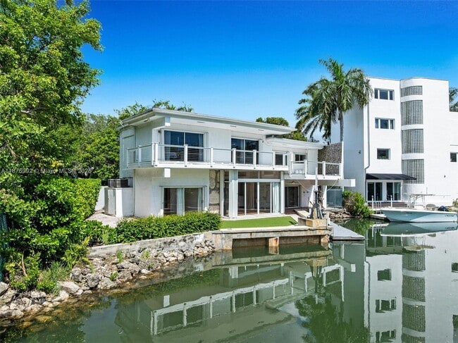 Building Photo - 2120 S Bayshore Dr