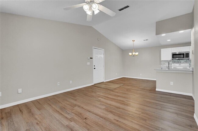 Foto del edificio - 8915 Latrec Ave