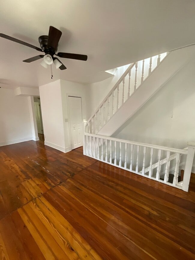 Building Photo - 624 Catharine Street