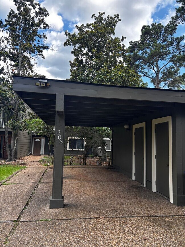 Foto del edificio - Waterfront Townhome in Elkins Lake