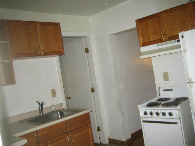 A la izquierda de la estufa hay una entrada a un dormitorio. - 20 Patch St