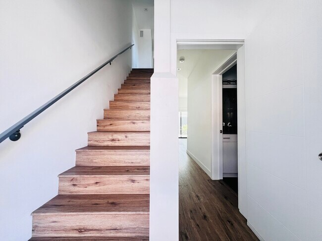 Building Photo - 4576 Oakwood Ave