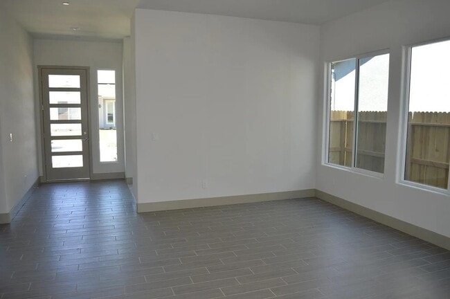 Building Photo - 2430 Bastidas Dr