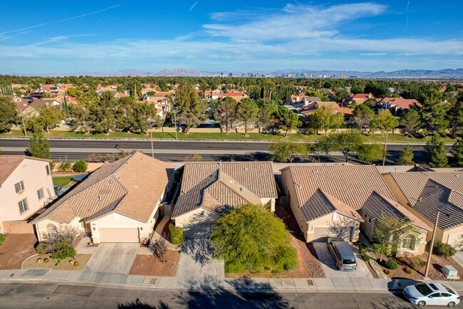 Foto del edificio - 1 Story in Summerlin - Brand New Carpet, P...