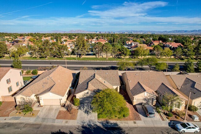 Foto del edificio - 1 Story in Summerlin - Fresh Carpet, Paint, and Luxury Plank!