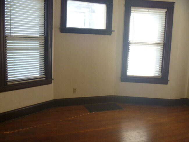 Building Photo - 821 Mount Hope Ave