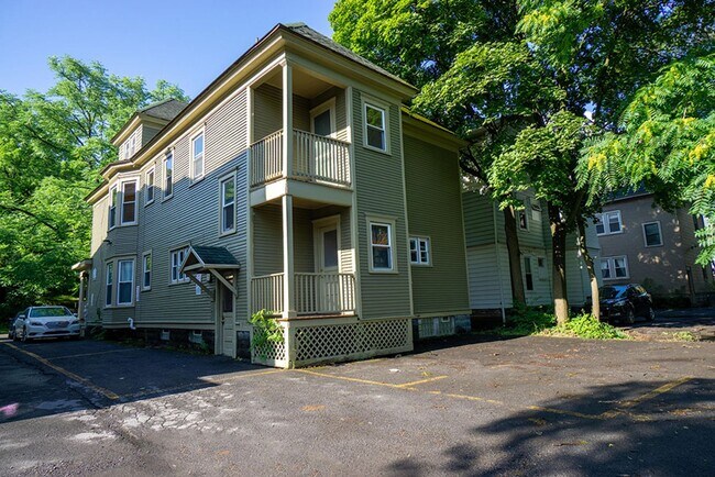 Building Photo - AVAILABLE 8/1/26 - 3 Bedroom with Off-Stre...