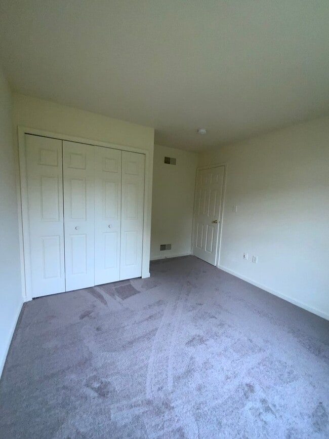 Building Photo - 204 Elmshire Dr