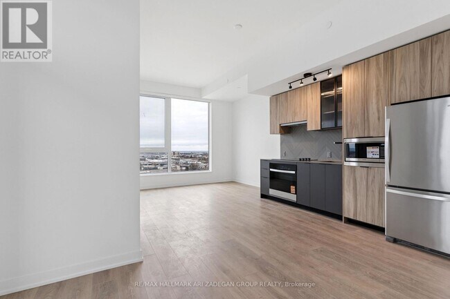 Photo du bâtiment - 1037 The Queensway