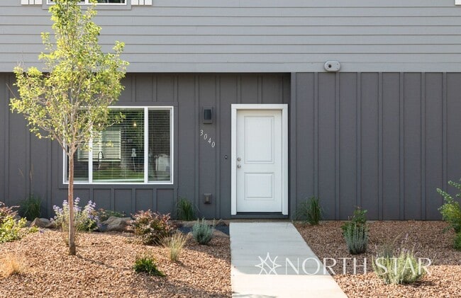 Foto del edificio - 3040-3042 SW Obsidian Ln