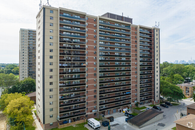 Photo du bâtiment - 165-195 Barrington Ave