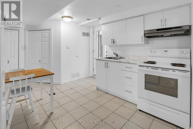 Building Photo - 18 Wakil Dr