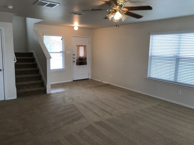 Foto del edificio - SPACIOUS 3 BEDROOM FEATURING 2 LIVING AREA...