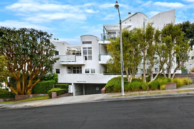 Building Photo - 2115 3rd St