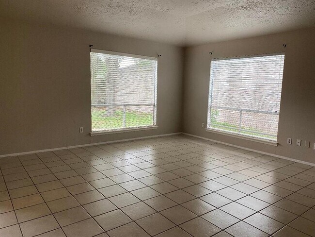 Building Photo - 3635 Kingsman Dr