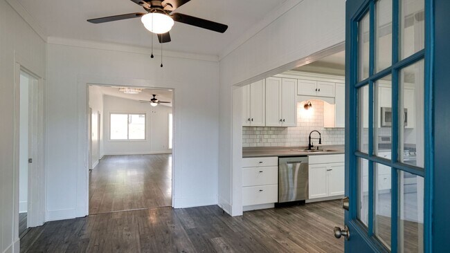 Building Photo - 3 Bed, 2 Bath Charming renovated home in q...