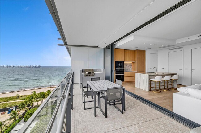 Foto del edificio - 8701 Collins Ave
