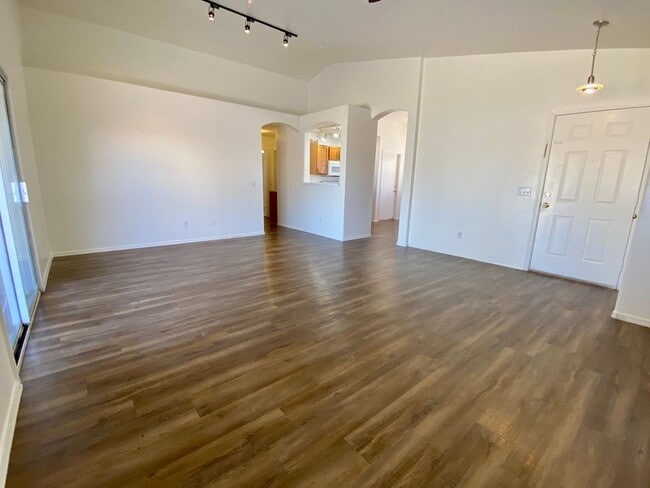 Foto del edificio - 3 Bed 2 Bath Corner Lot