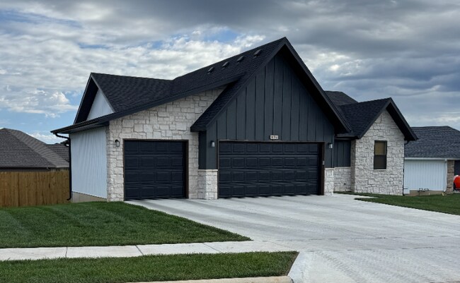 Foto del edificio - 896 S Silverwood Ln