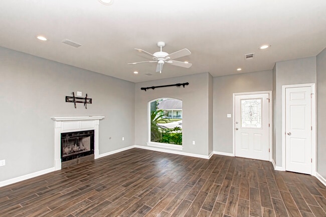 Building Photo - 13333 Parwood Ave