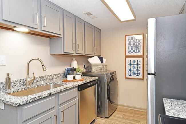 Mostradores de granito y gabinetes modernos - Preston Apartment Homes