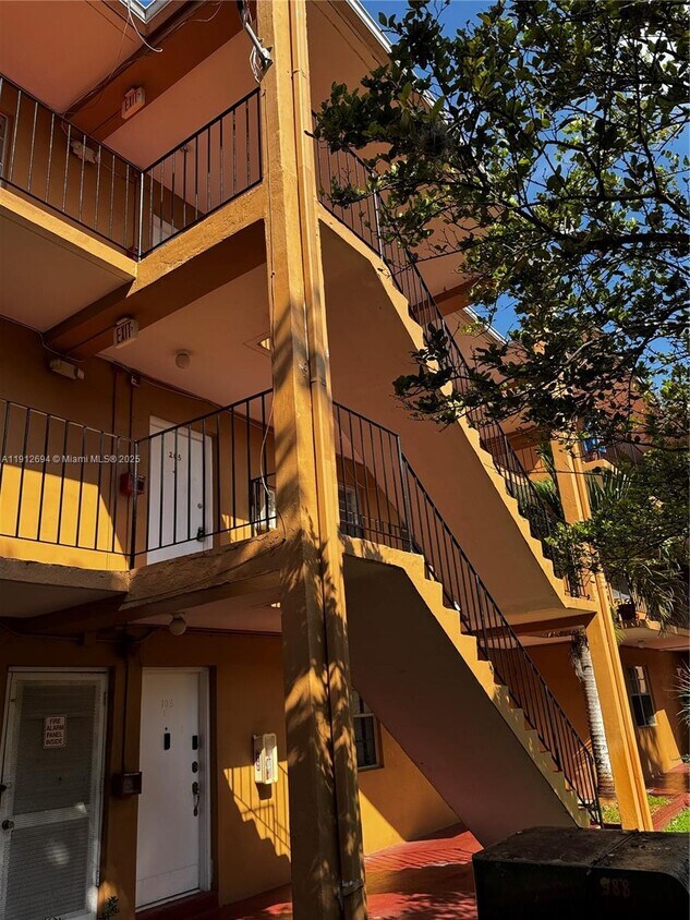 Foto principal - 1330 W 54th St