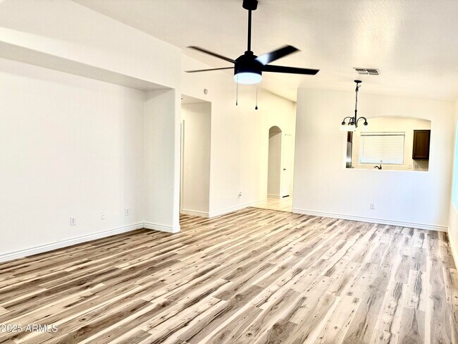 Building Photo - 2432 W Tamarisk Ave