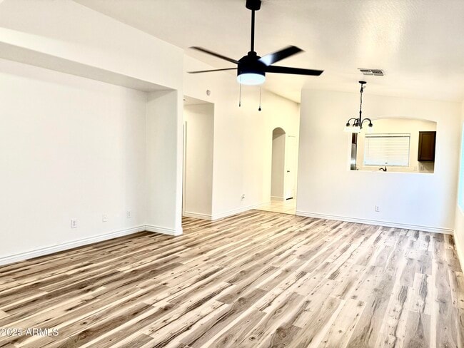 Foto del edificio - 2432 W Tamarisk Ave