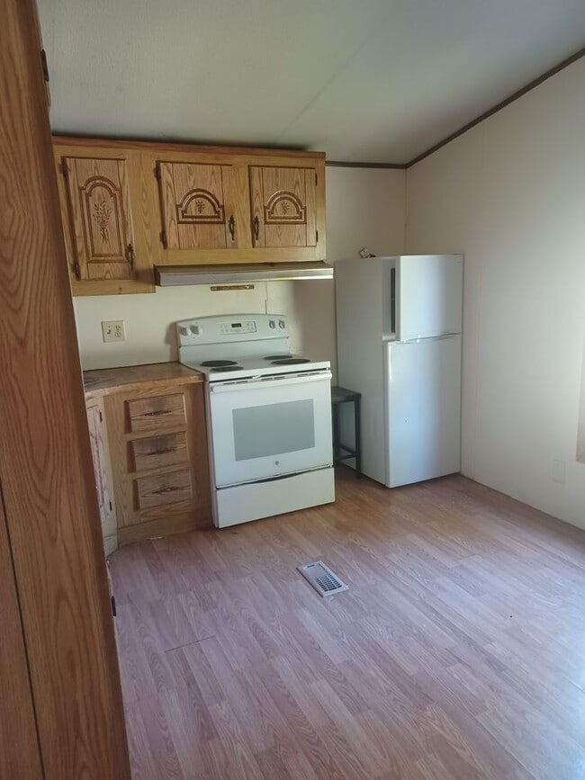 Building Photo - 2 bedroom home on nearly one acre!