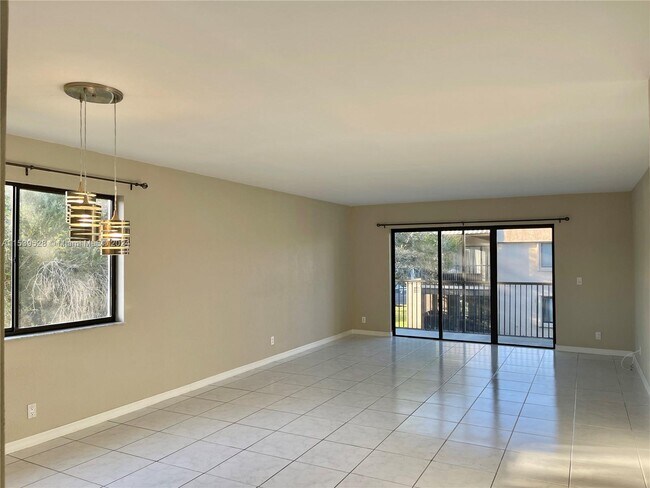 Building Photo - 304 Racquet Club Rd