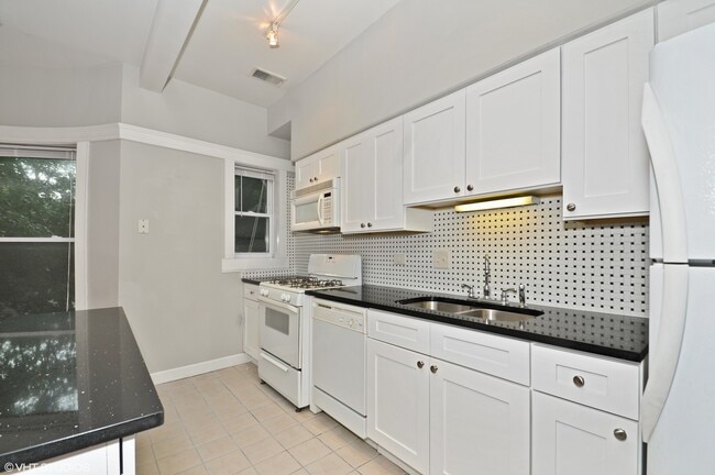 Building Photo - 4055 N Sheridan Rd
