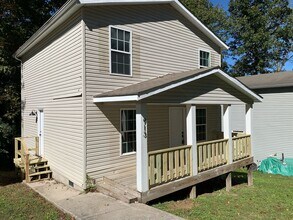 Building Photo - 913 Sylvan Dr