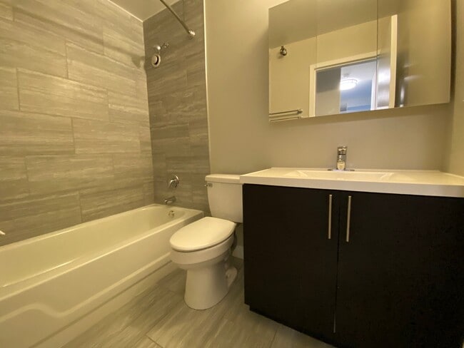 Building Photo - 2 E Delaware Pl