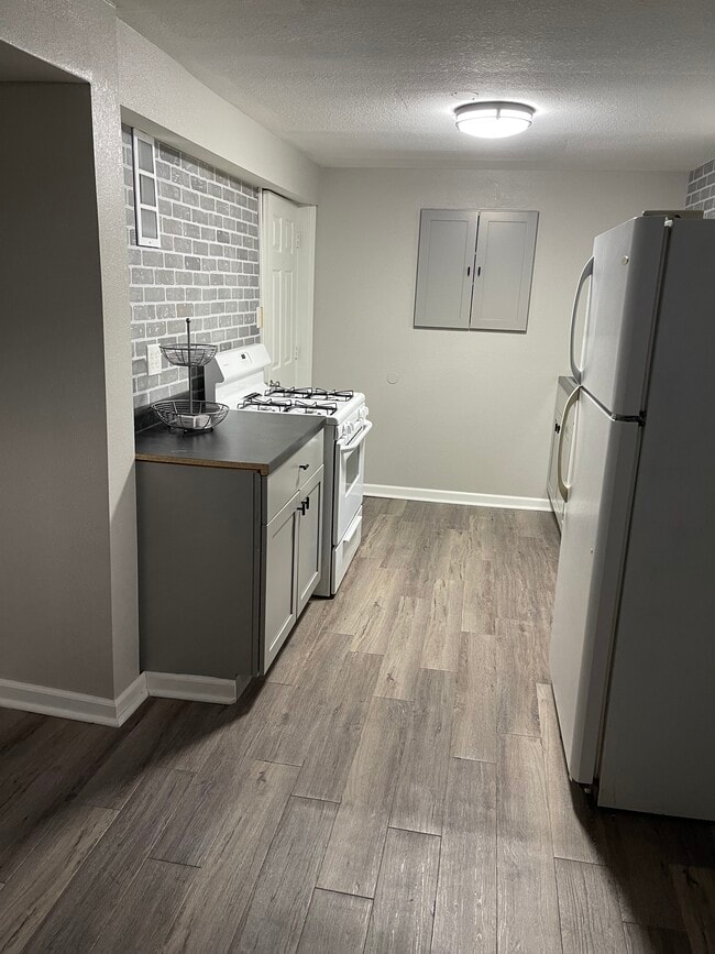 Kitchen - 332 W 5th St