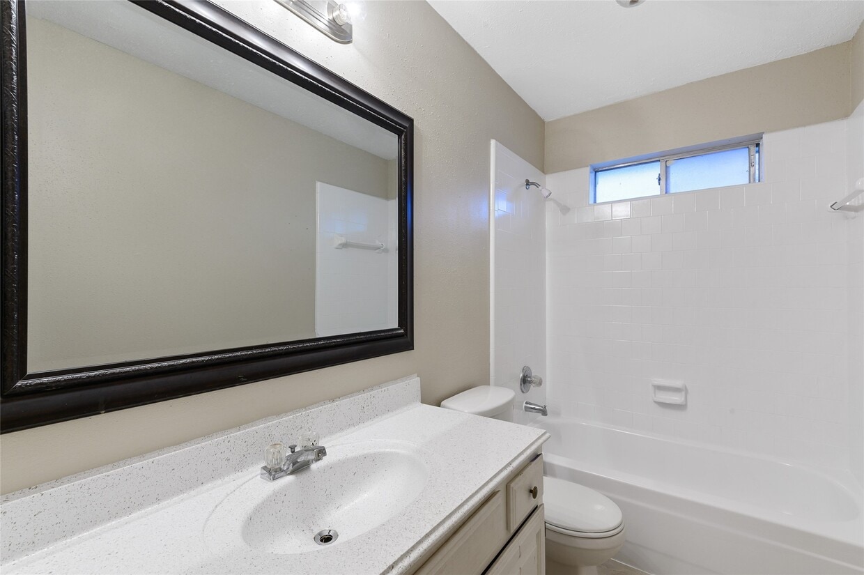 Building Photo - 18067 Garden Manor Dr