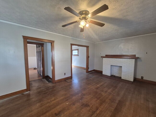 Building Photo - Charming 3 bedroom home