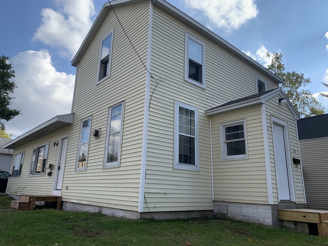 Primary Photo - Close to Downtown Muskegon