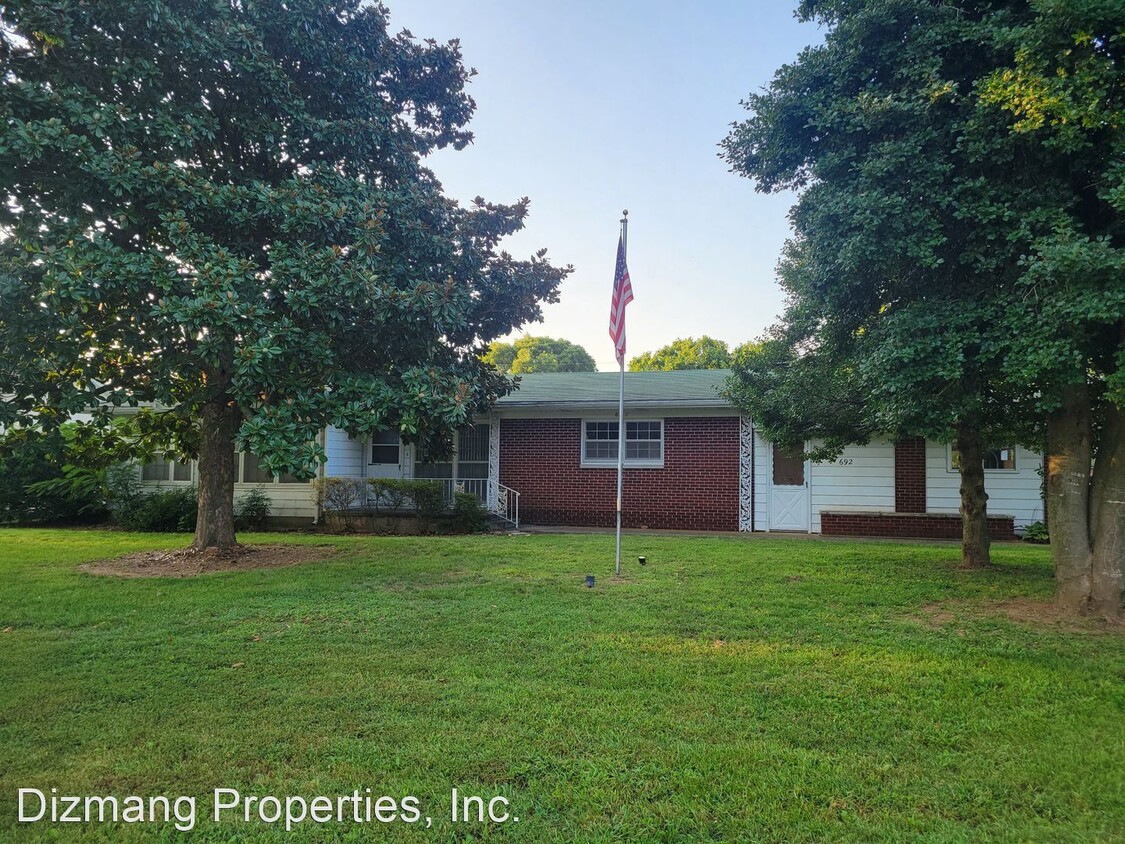 Primary Photo - 3 br, 2 bath House - 692 W Westview St.