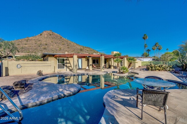 Building Photo - 1055 W Indian Hills Pl