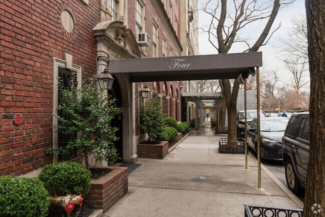 Entrance - 10 E 85th St