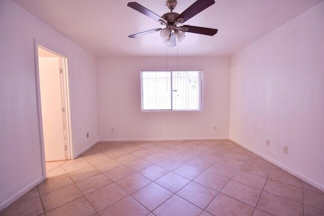 Foto del edificio - 6780 N 74th Dr