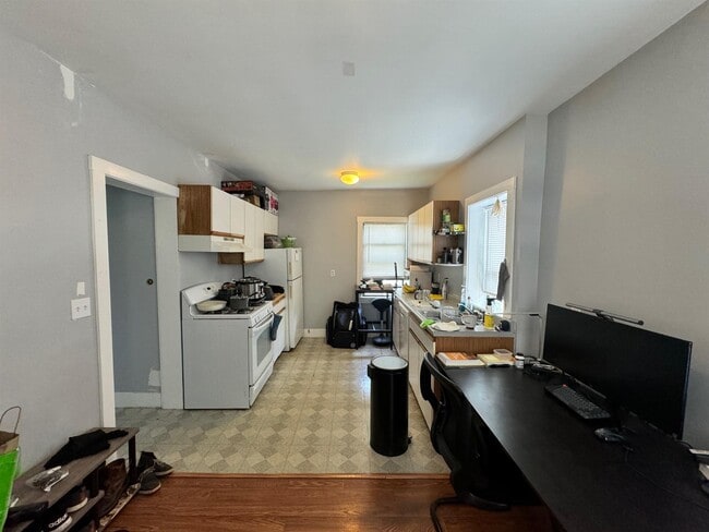 Building Photo - 567 Putnam Ave