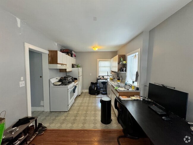 Building Photo - 567 Putnam Ave