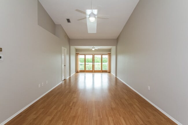 Building Photo - 825 Waterside Ln