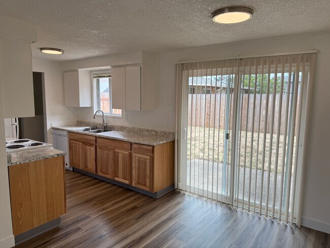 Foto del edificio - Updated 2 bedroom 1 1/2 bath duplex in Springfield!